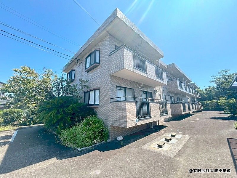 緑に囲まれた静かなたた住まいです。
大型スーパーも近く買い物に便利です。
