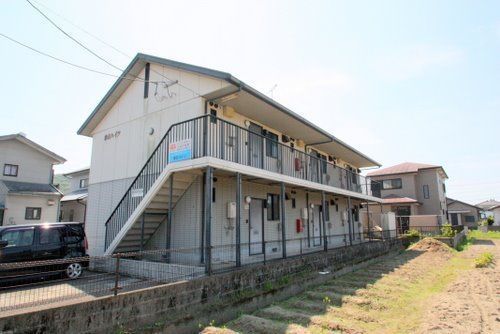 近隣にはイオン・コンビニ・保育園があります。
明るい東向きの角部屋です。