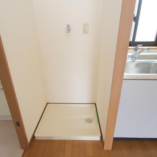 防水パン付洗濯機置場 洗濯機置場には防水パンと扉を設置しました